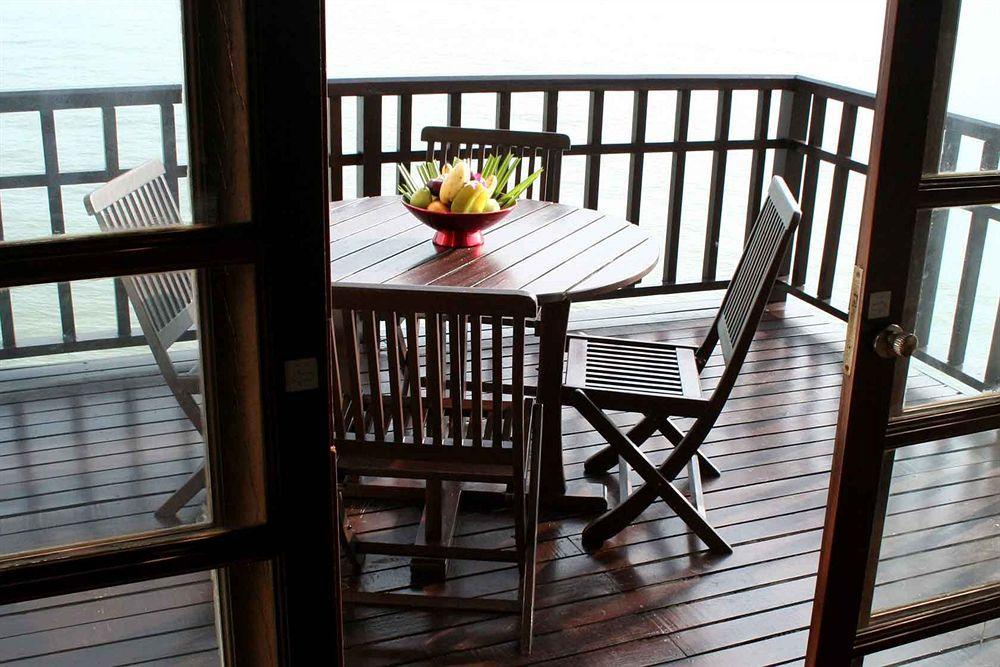 Avillion Port Dickson Hotel Kültér fotó A balcony