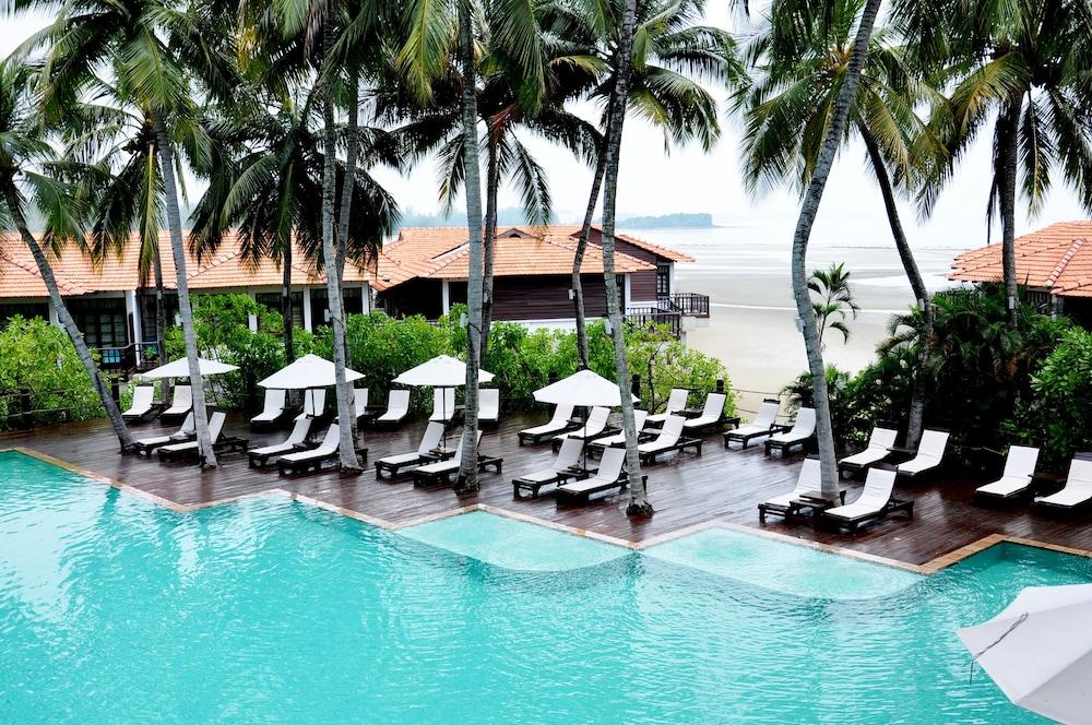 Avillion Port Dickson Hotel Kültér fotó The swimming pool at the resort