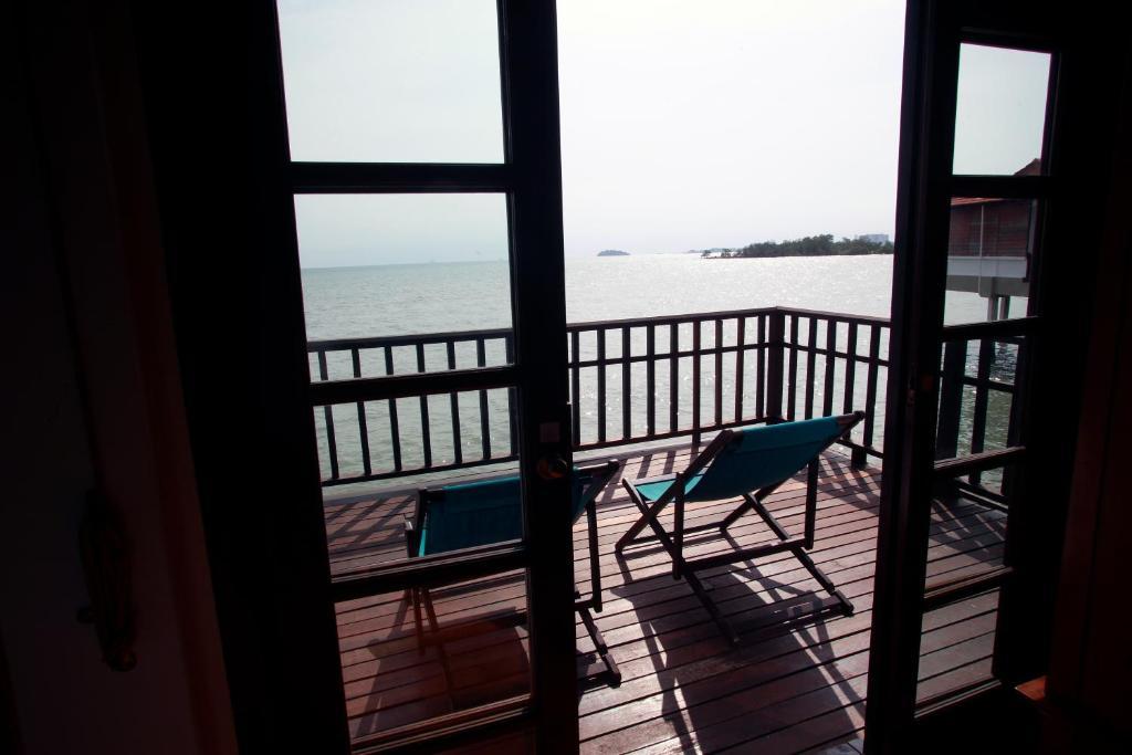 Avillion Port Dickson Hotel Szoba fotó View from a chalet